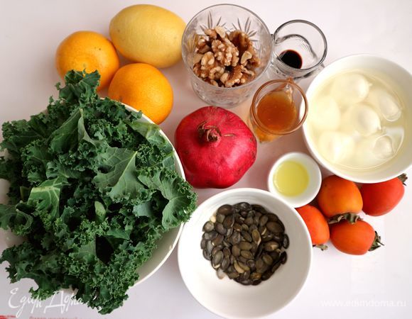 Приготовить все необходимое. У меня здесь свежая капуста кале, а не замороженная, как указано в ингредиентах, так как в перечне ингредиентов свежей капусты кале не нашла. Капусту кале помыть, откинуть на дуршлаг, чтобы она просохла. Срезать у капусты стебли и толстые части, они не понадобятся.