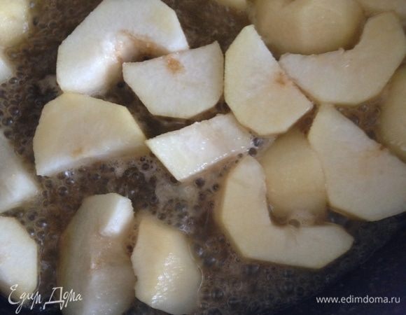 Груши очистить от кожуры, нарезать толстыми дольками. В сотейнике смешать сахар и масло, на медленном огне растопить сахар, добавить груши. Тушить груши до мягкости.