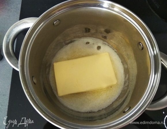 Растапливаем сливочное масло, добавляем кунжут.