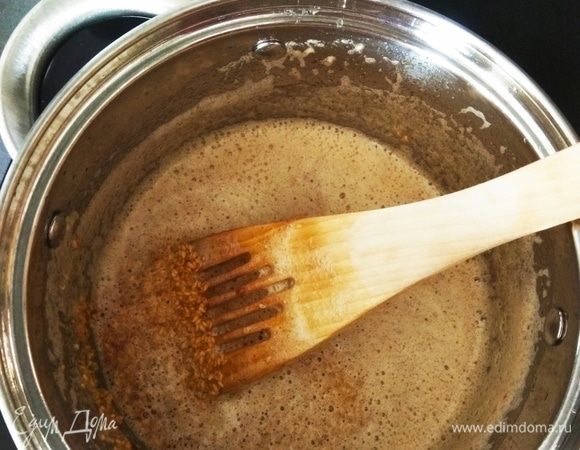 Обжариваем кунжут до золотистого цвета. Чем сильнее будет обжарен кунжут, тем насыщеннее и ярче получится вкус.