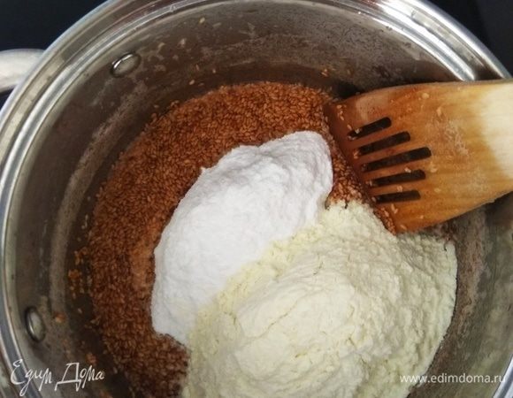 Когда кунжут будет полностью обжарен, нужно остудить смесь до комнатной температуры. Затем добавляем сухое молоко и сахарную пудру.