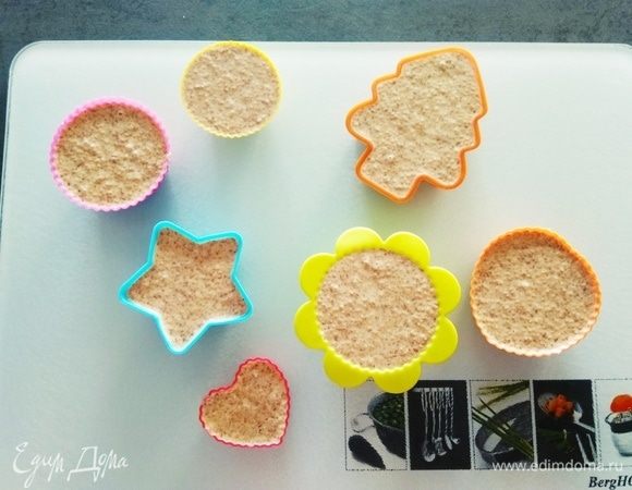 Разливаем по формочкам сливочно-кунжутную смесь и кладем в морозилку до полного застывания. Вот и все! Приятного аппетита!