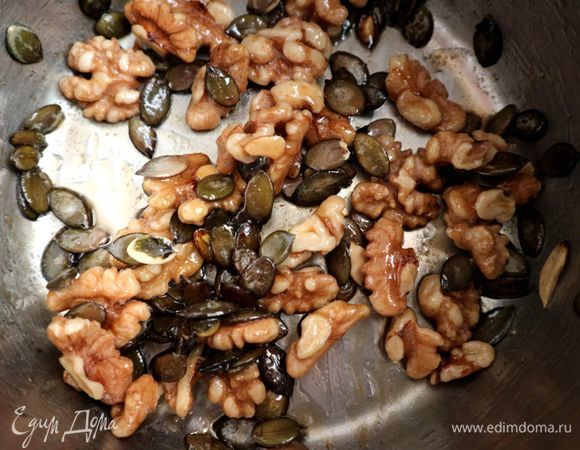 Добавить жидкий мед, можно вместо меда взять такое же количество кленового сиропа. Перемешать. Поставить на минимальный огонь на 4–5 минут для легкой карамелизации.