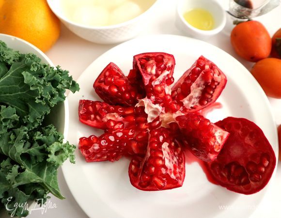 Почистить гранат. Для этого я срезаю острым ножом верхнюю «крышечку», затем надрезаю кожуру на сегменты по кругу, раскрываю гранат таким образом, как на фотографии.