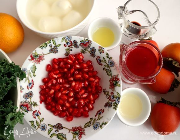 Отделить от кожуры зерна граната, из части зерен выдавить сок. Потребуется 4 ст. л. сока для приготовления соуса. Остальные зерна граната пойдут в салат. У меня здесь небольшой, очень сочный гранат.