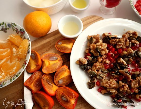 Часть зерен граната добавить к орехам с семечками. Хурму-мини помыть, нарезать на четвертинки, удалить косточки. Мандарин почистить, удалить, по возможности, белые прожилки и пленки.