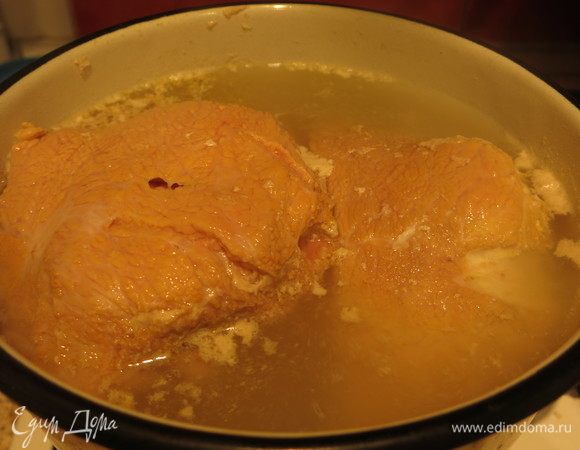 Когда закипит, первую воду сливаем. Варим 3,5 часа или 1 час 30–40 минут в скороварке-мультиварке. На последнем бульоне можно сварить суп.