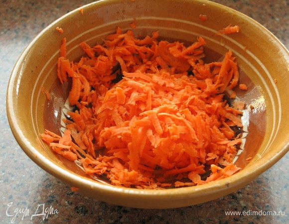 Морковь натираем.