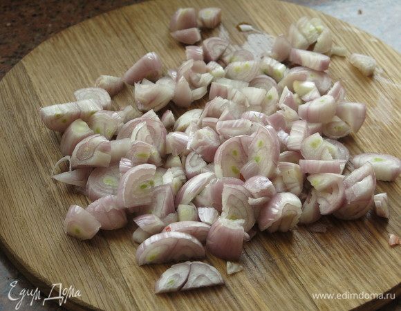 Лук нарезаем.