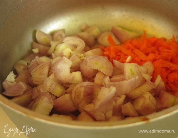 Тушим на растителном масле 3 минуты.