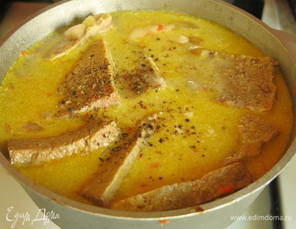 Заливаем горячей водой. Солим и перчим.