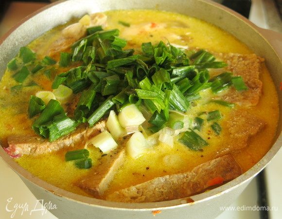 Кладем лук зеленый по желанию.