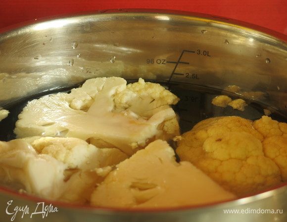 Пока готовится вымя, отвариваем цветную капусту. В этой же воде варим 3 минуты шпинат. Шпинат перекладываем в холодную воду. Можно готовить и из замороженных шпината и капусты.