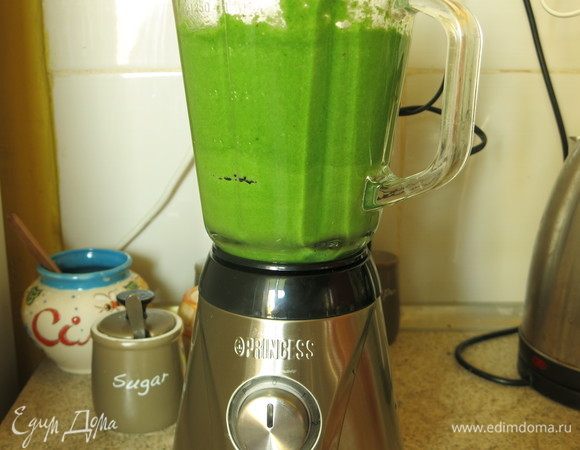 Измельчаем шпинат и капусту, добавляем ложку сметаны, соль, перец, имбирь молотый, сахар. Использовала подарок — блендер.