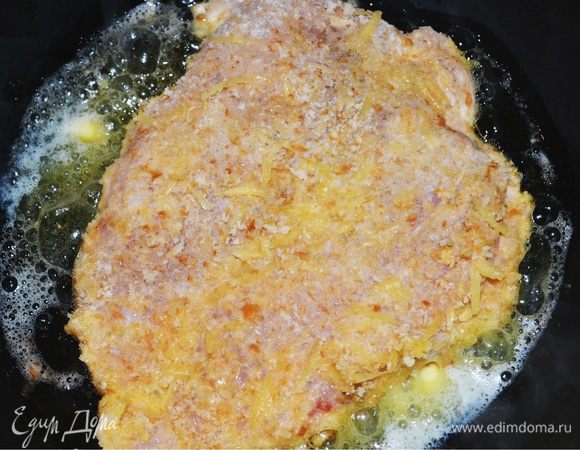 Разогреваем сковороду, на которой будем обжаривать курицу. Добавляем оливковое масло. Филе солим и перчим, затем опускаем в тарелку с мукой. Хорошо отряхнем лишнюю муку и опускаем во взбитые яйца, затем в сухари с пармезаном. Затем ладошками как бы вбиваем в филе панировку. Это надо, чтобы в процессе жарки она не отвалилась, а получилась красивая румяная сырная корочка. Выкладываем на разогретую сковородку и сразу добавляем сливочное масло кусочками. Далее жарим с двух сторон до золотистой корочки.