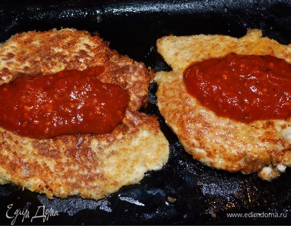 Когда филе обжарится с двух сторон, выкладываем его на противень. Сверху кладем наш соус маринара и тертый сыр моцарелла прямо на соус. Ставим в разогретую духовку на минут 15 при 200°C.