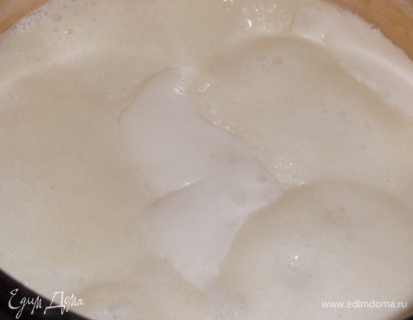 В молоко засыпать сахар и соль. Довести до кипения, всыпать, помешивая, манную крупу. Сварить кашу в течение 2–3 минут. Полностью остудить.