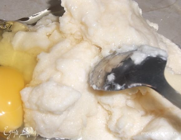 Добавить яйцо, перемешать до однородности.