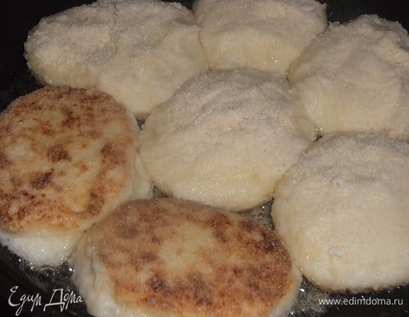 Влажными руками сформировать биточки. Обвалять в сухой манке. Выложить на разогретую с растительным маслом сковороду. Обжарить с двух сторон до золотистой корочки.