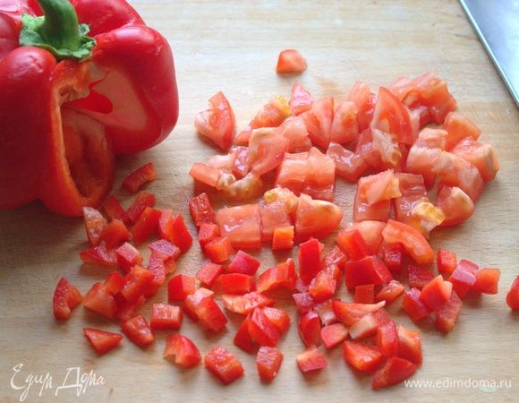 Помидор и такое же количество перца мелко порубить.