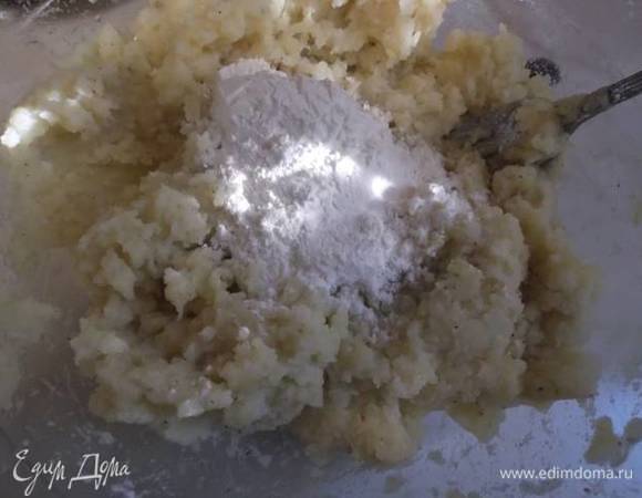 Картофель отварить в мундире. Остудить, очистить. Натереть на мелкой терке. Посолить, поперчить и добавить яйцо. Перемешать. Добавить 1 ст. л. муки с горкой. Перемешать.