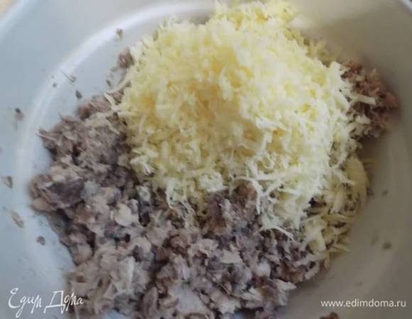 Из рыбных консервов слить воду. Размять вилкой. Удалить большие кости, если попадутся, и добавить натертый на мелкой терке сыр. Перемешать. По желанию можно добавить вареное яйцо, также натертое на терке.