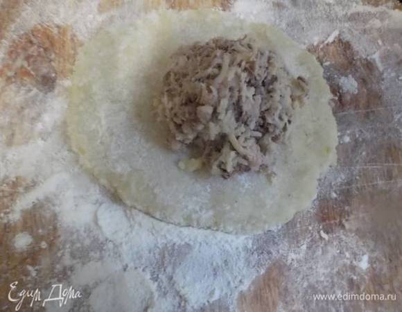 Из картошки делаем небольшие шарики. Из каждого шарика делаем лепешку и выкладываем начинку.