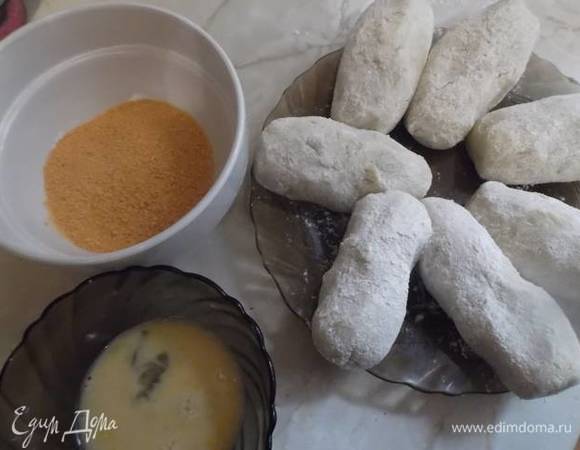 Соединяем края лепешки и скатываем зразу овальной формы. Обваливаем в муке. Для панировки разбиваем яйцо и взбалтываем его вилкой, в отдельную посуду насыпаем панировочные сухари.