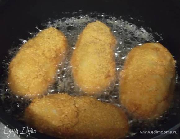 Каждую зразу обмакнуть в яйцо, а затем — в панировочные сухари. Жарить в разогретом масле до золотистой корочки. Приятного аппетита!