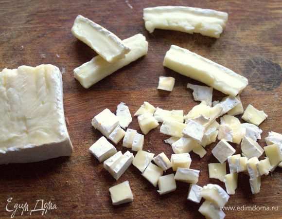 Сыр бри нарезать тоже (у автора сливочный сыр).