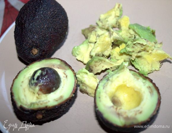 Авокадо разрезать, вынуть косточку и достать мякоть.