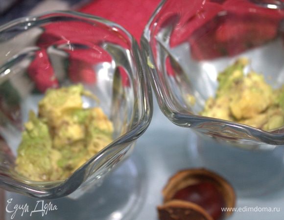 На дно салатников положить авокадо. Чуть посолить.