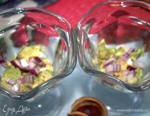 По щепотке лука сверху.