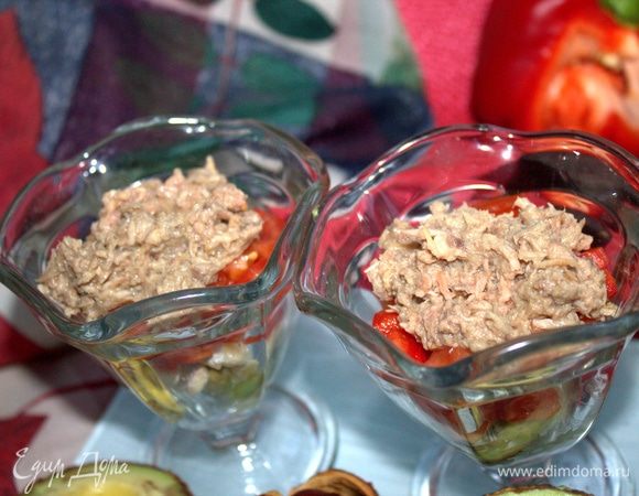 Слить жижкость с тунца и добавить в салатники по 1 ст. л. с горкой.