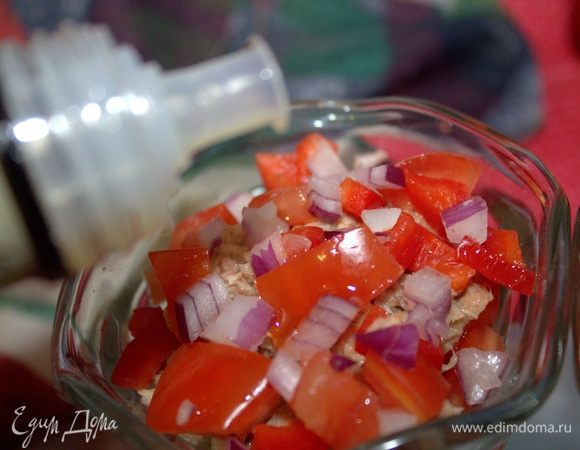 Полить маслом, посолить, поперчить.