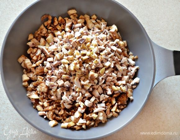 На оливковом масле обжарить мелкопорубленный чеснок, а также мелконарезанные грибы и баклажаны (примерно 10 минут). Посолите, поперчите.