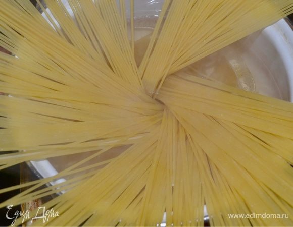 Пока курочка в духовке, мы варим спагетти. Ну тут классический рецепт. Вода, соль и масло оливковое) По граммам — 100 на человека. У меня 4 порции, поэтому брала 400 г)