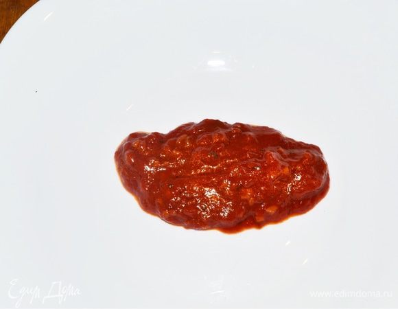 Далее презентация) Выкладываем на разогретую тарелку наш домашний соус маринара. Обязательно тарелка должна быть теплой.