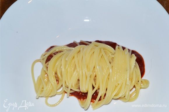 Далее выкладываем спагетти.