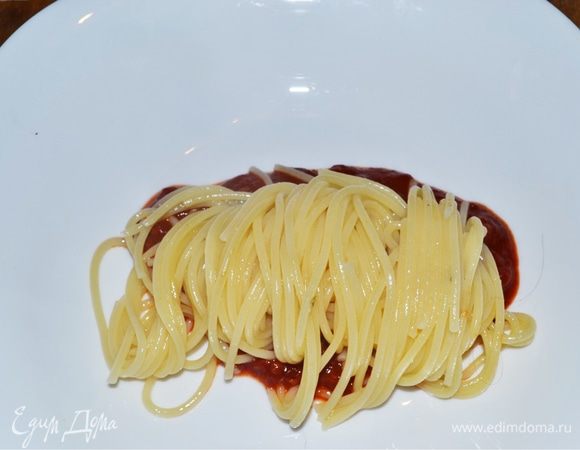 Далее выкладываем спагетти.