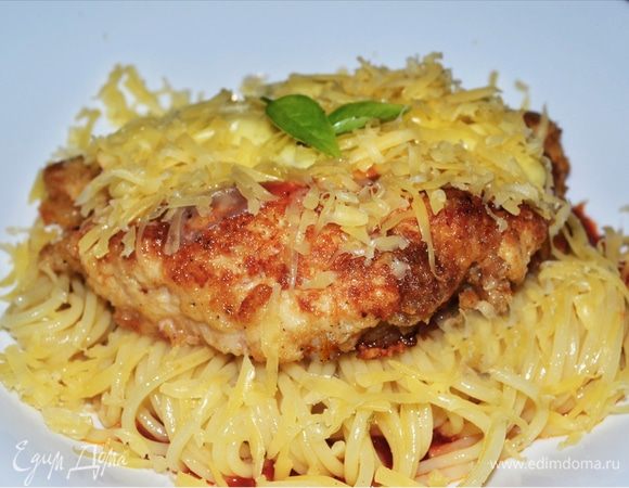 Выкладываем нашу курочку на спагетти и посыпаем пармезаном) Ну все — красивый сытный ужин готов) Приятного аппетита!