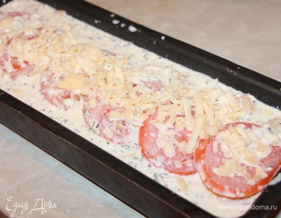 Смешать все ингредиенты заливки. Вылить ее поверх пирога, посыпать сыром, выпекать при 180°C 30–35 минут.