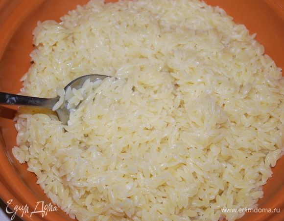 Откинем пасту на дуршлаг, заправим оливковым маслом и дадим ей полностью остыть.