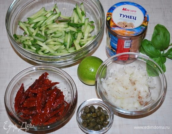 Свежий огурец нарежем соломкой и замаринуем на 20 минут в винном уксусе с добавлением соли и сахара. Вяленые помидоры нарежем соломкой. Репчатый лук нарежем и сбрызнем винным уксусом.