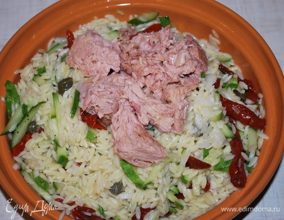 Сверху выложим тунец кусочками ТМ «Магуро», все перемешаем, сбрызнем соком лайма. Приправим черным перцем и свежим базиликом. Попробуем салат, чтобы понять, нужно добавить соль или нет.