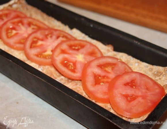 На верхний слой лаваша выложить кружочки помидор.