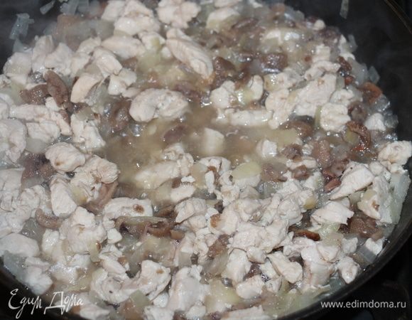 Филе, лук, грибы нарезать и потушить до готовности.