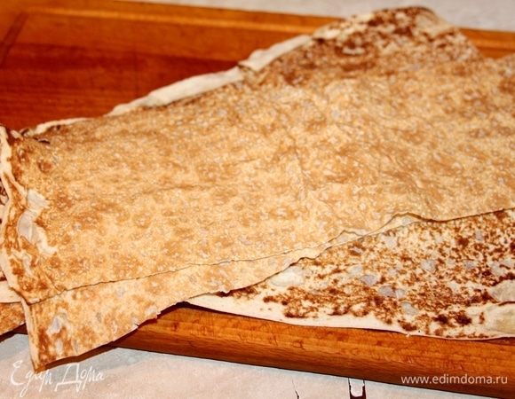 Лист лаваша нарезать на листы по размеру формы. У меня получилось 7 листов.