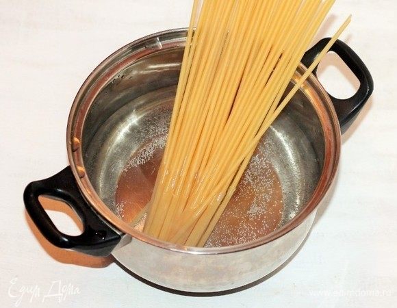 Макароны отварить в подсоленной воде по инструкции.