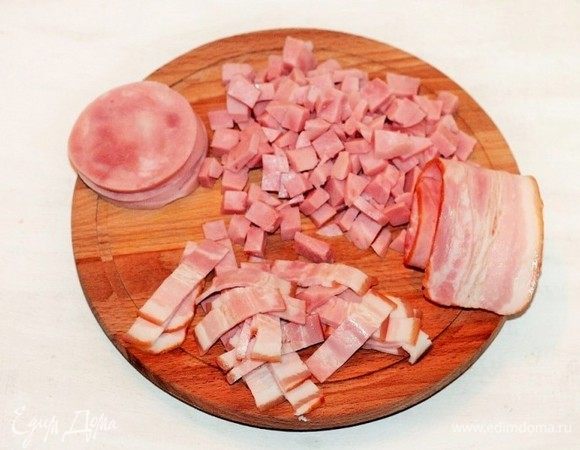Ветчину нарезать кубиками, бекон нарезать небольшими полосками.